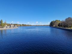 Vuoksi virtaa Imatralla aurinkoisena kevätpäivänä.