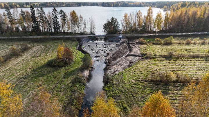 Saukkojärven pohjapato kuvattuna ilmasta järvelle päin.