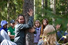 Viime vuonna rahoitusta saaneessa Toisissa tiloissa ry:n Metsiydytään! -hankkeessa otetaan keholliset keinot käyttöön metsään tutustumisessa. Kuvassa puuksi muuttumisessa otetaan tuntumaa oikean puun vahvasta rungosta.