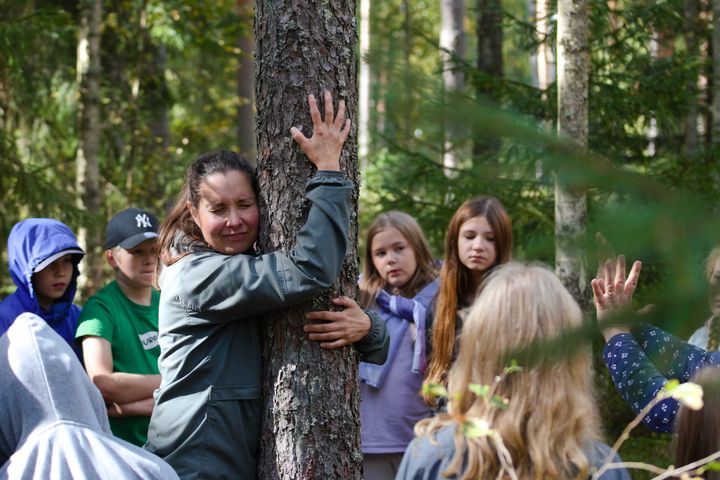 Viime vuonna rahoitusta saaneessa Toisissa tiloissa ry:n Metsiydytään! -hankkeessa otetaan keholliset keinot käyttöön metsään tutustumisessa. Kuvassa puuksi muuttumisessa otetaan tuntumaa oikean puun vahvasta rungosta.