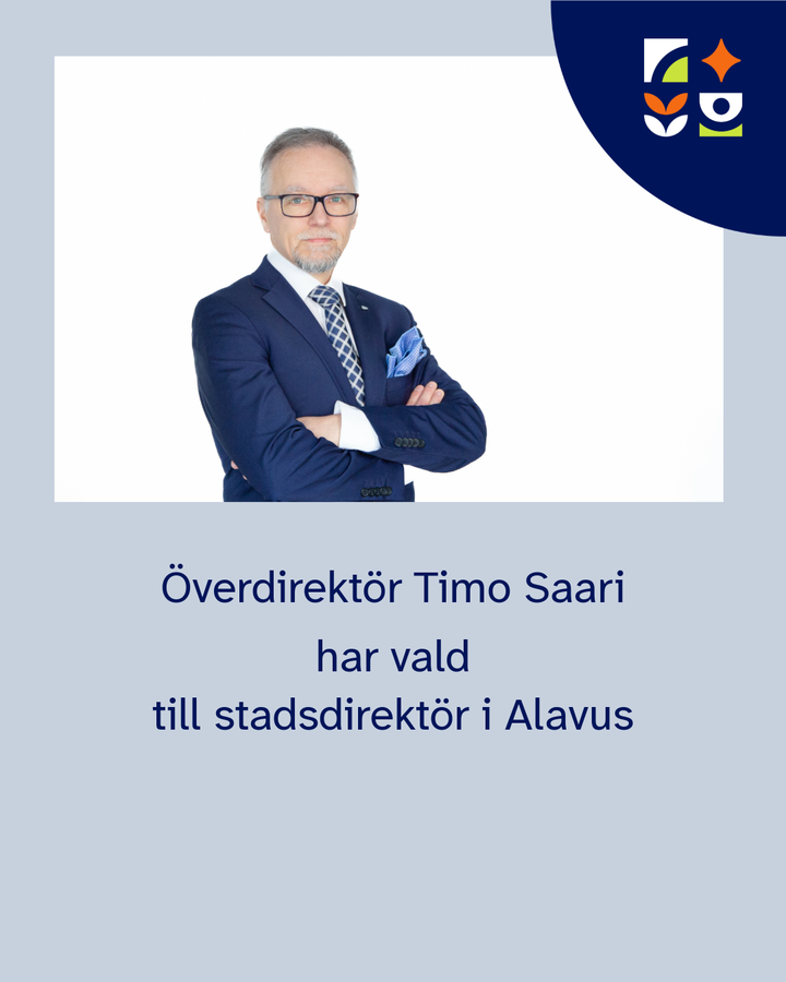 Man i kostym med armarna i kors. Text: "Överdirektör Timo Saari har vald till stadsdirektör i Alavus."