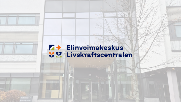 Elinvoimakeskuksen kaksikielinen logo rakennuksen julkisivun edessä.