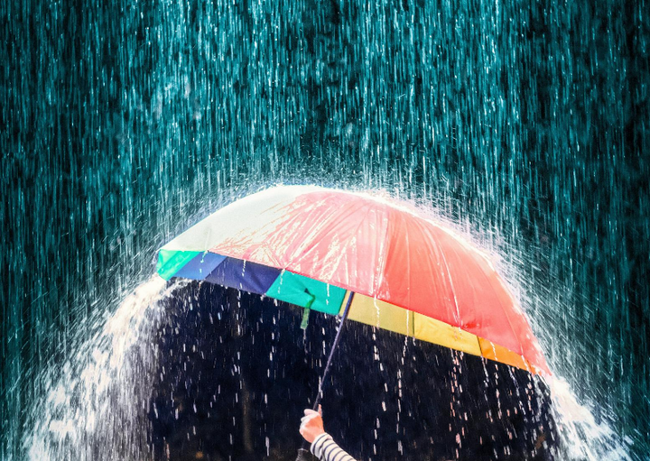 Sateenvarjo suojaa kaatosateelta.