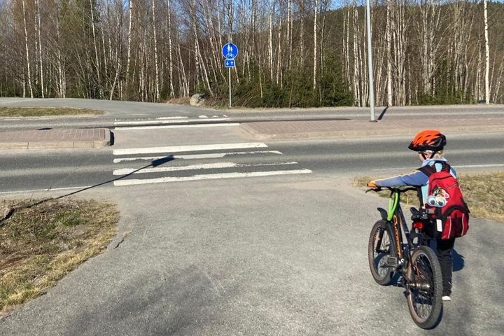 Liikenneturvallisuussuunnitelmassa painotetaan kouluympäristöjen turvallisuuden parantamista.