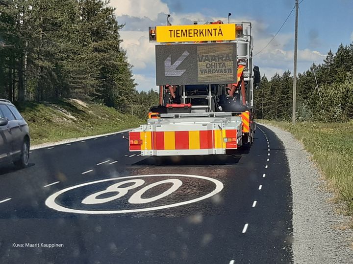 Printteriauto tekemässä nopeusrajoitusmerkintää.