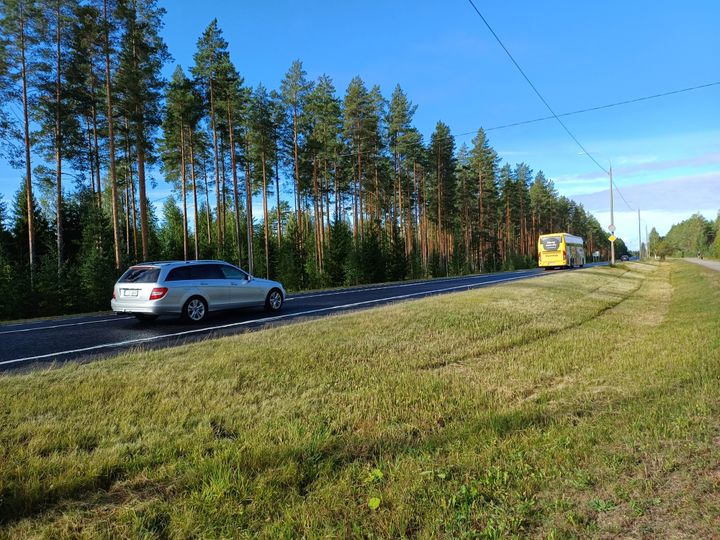 Auto ajaa maantiellä rekan perässä.