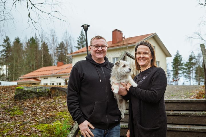 Kakkaranmäki Oy:n yrittäjäpariskunta pyörittää vanhassa kyläkoulussa Luusniemellä elämys-, majoitus- ja ravintolatoimintaa. Yritys on saanut EU:n maaseuturahoitusta toiminnan käynnistämiseen ja kehittämiseen. Kuva: Riikka Silkala