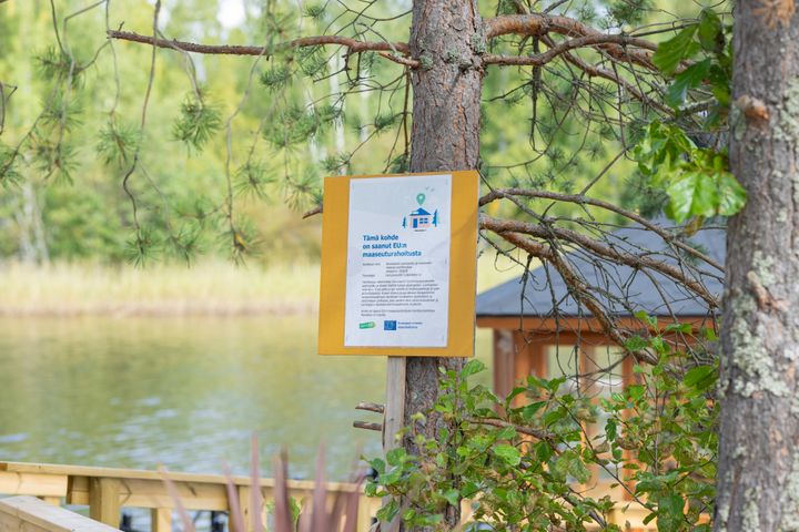 Metsää, vettä, EUn rahoituksesta kertova kyltti