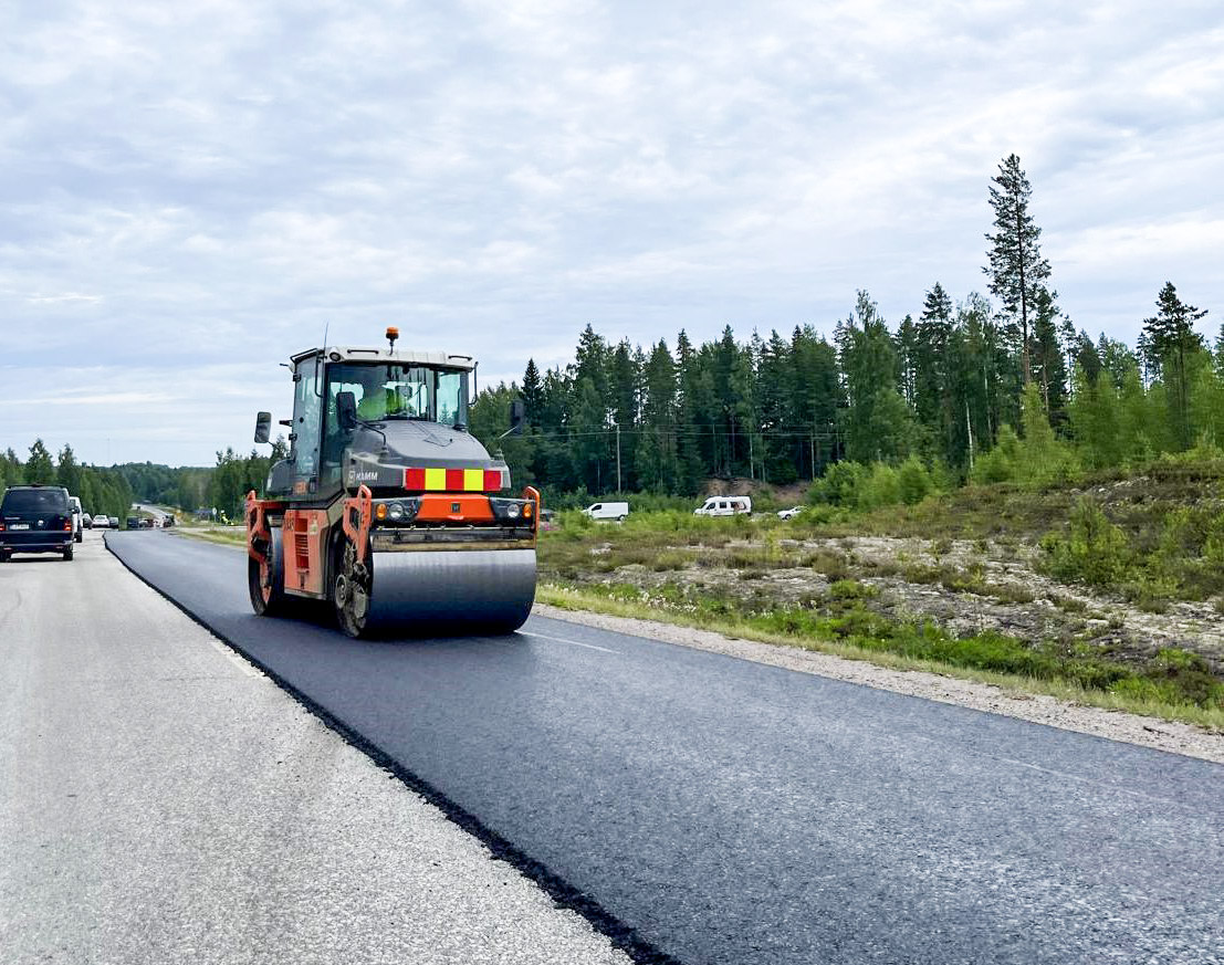 Itä-Suomen päällystystyöt etenevät aikataulussa sateista huolimatta