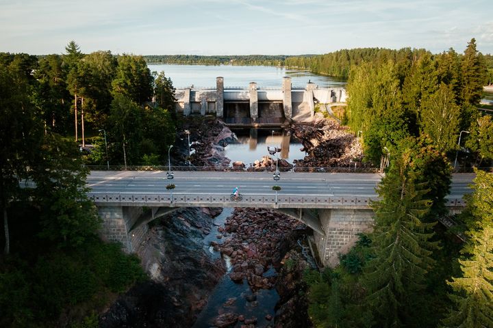 Ilmakuva Imatrankoskelta: etualalla silta ja taustalla padottu koski vesineen, ympärillä metsää.