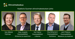 Alt-teksti: Kuusi henkilöä esitettynä rinnakkain vihreällä taustalla. Jokaisella on titteli ja nimi heidän alapuolellaan. Ylhäällä lukee "Elinvoimakeskus" ja "Kaakkois-Suomen elinvoimakeskuksen johto".