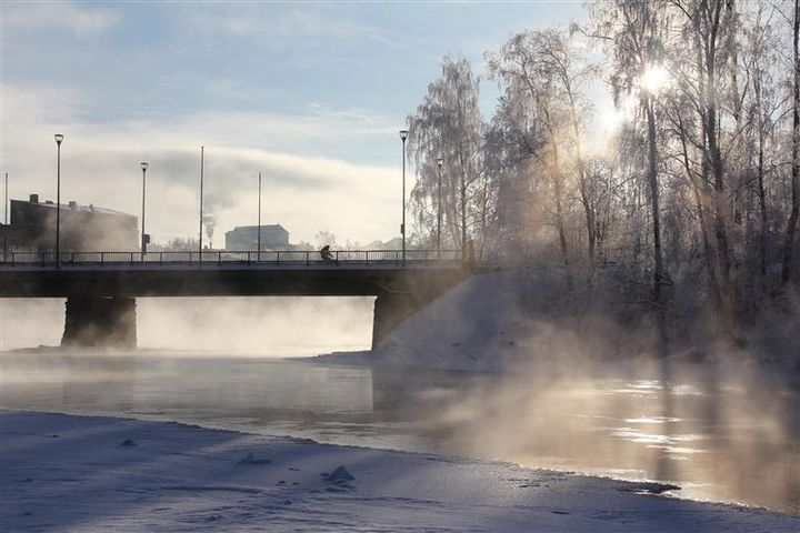 Pielisjoki talvipäivänä, silta ja huurua jokivedessä.