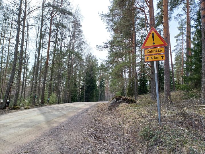 Metsätie, tien vieressä on varoituskolmio, jossa lukee "Kelirikko 4 km".