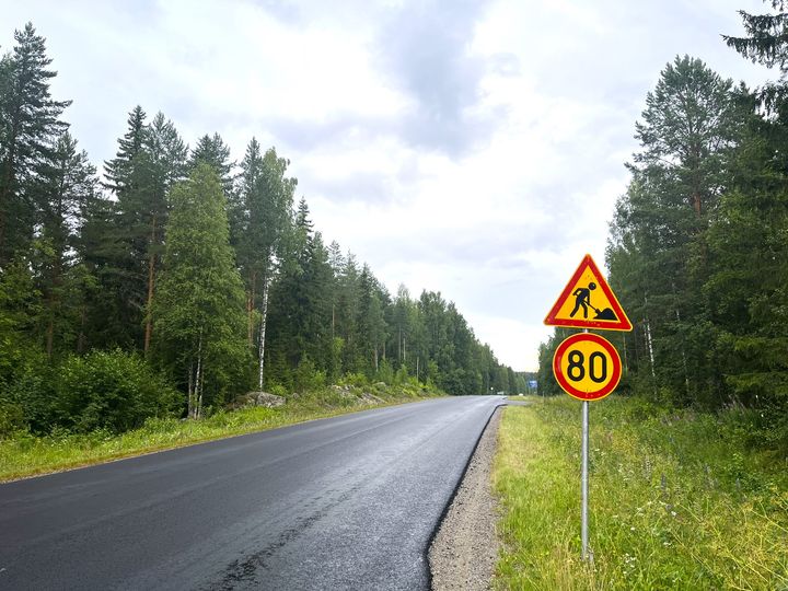 Uusi päällystetty tieosuus ja nopeusrajoitusmerkki 80 km/h metsäisessä ympäristössä.