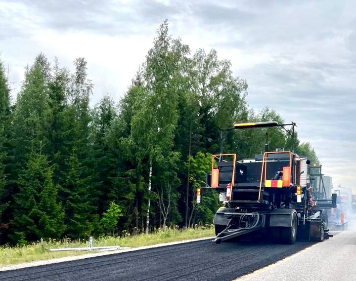 Päällystystyöt käynnissä maantiellä.