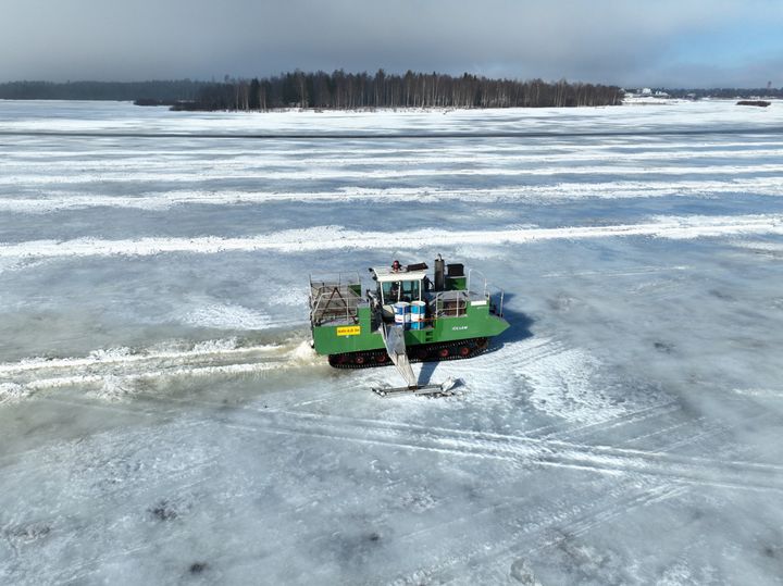 Jäänsahuri jäällä, takana railoa.