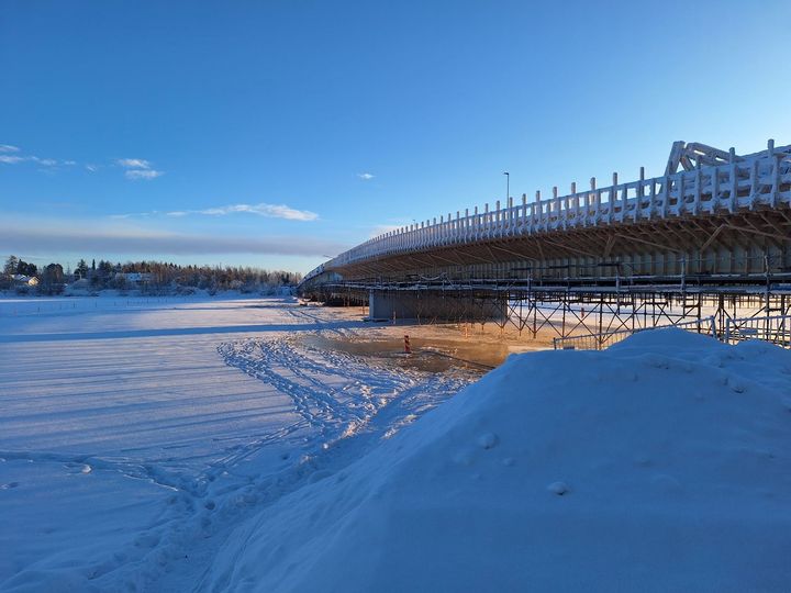 Tornion silta talvella.