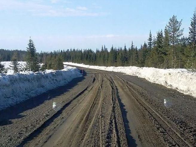 Soratie kelirikossa, ympärillä lunta ja metsää.