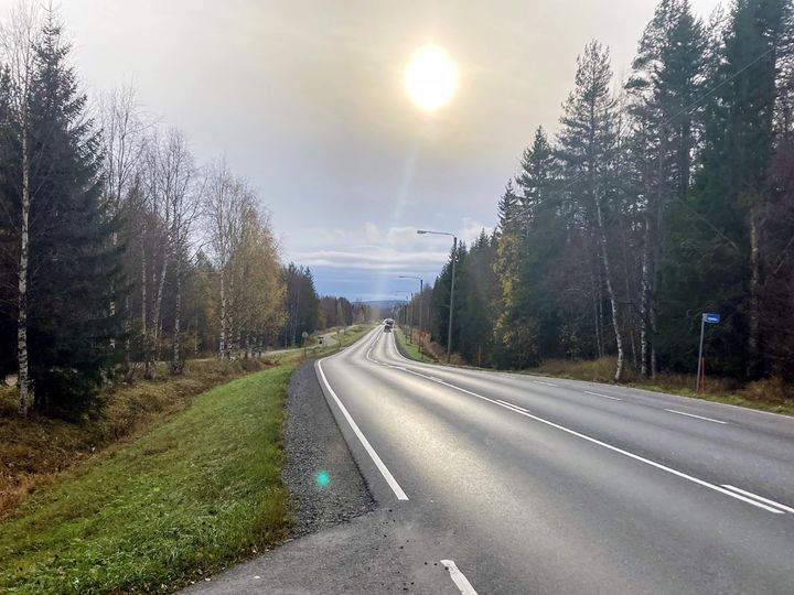 Valtatie 4 Hirvaan kylän kohdalla.