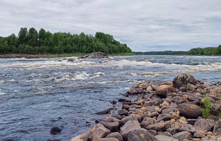 Joki virtaa vuolaana.