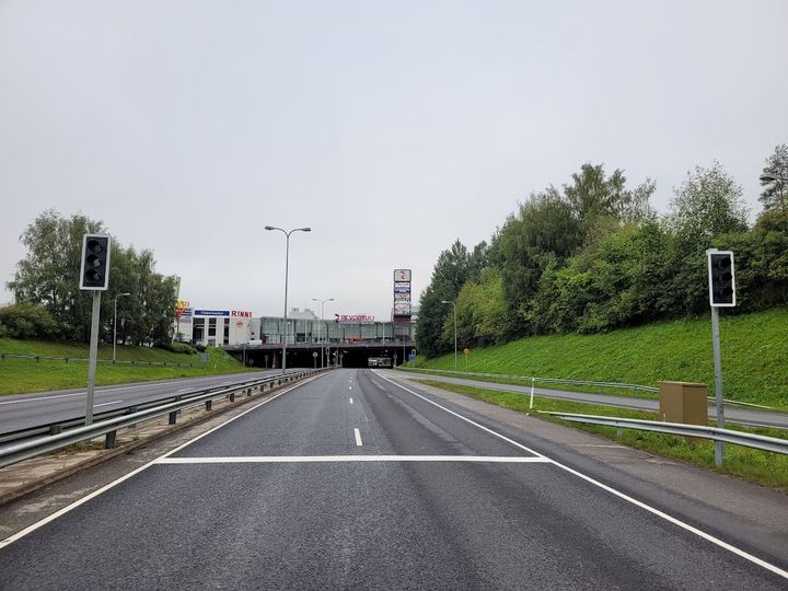 Asfalttitie, jonka päässä on tunneli.