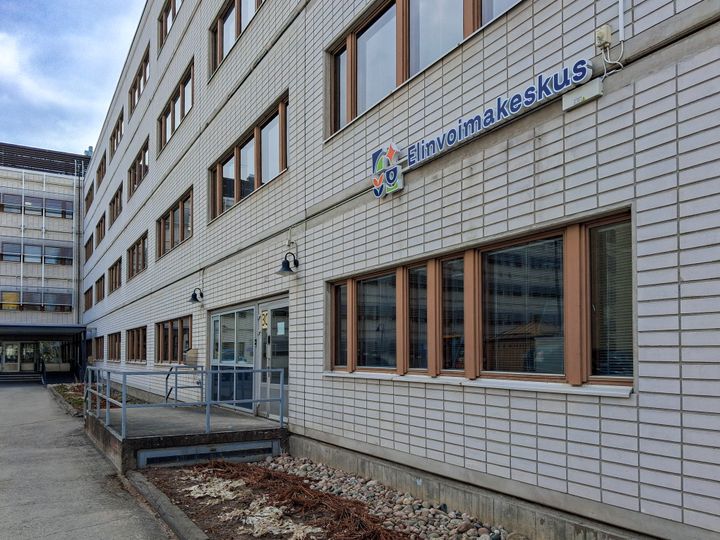 Tiilirakennus, jonka seinässä on elinvoimakeskuksen logo.