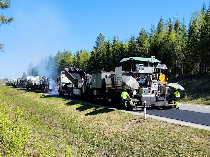 Tietyökoneita asfalttitiellä kesällä.