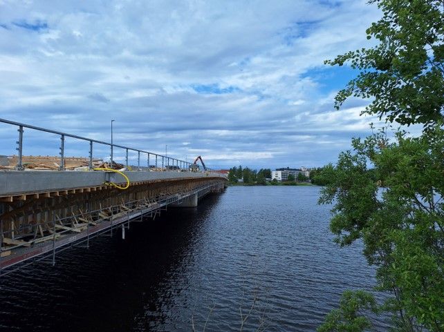Silta, jossa näkyy rakennustarvikkeita.