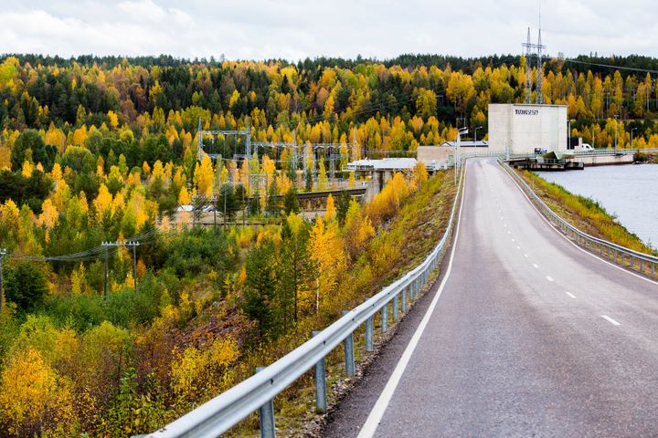 Vesivoimalaitoksen päällä kulkeva tie.
