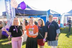 Neljä ihmistä, joilla on kädessään Lähiruokapäivän ilmapalloja.