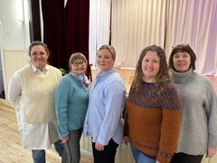 Ryhmäkuvassa viisi hanketyöntekijää.