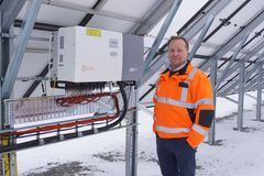 Ville Kitola aurinkovoimalan vieressä.