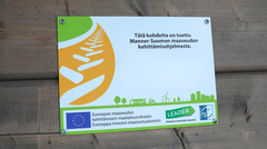 Kyltti talon seinässä.