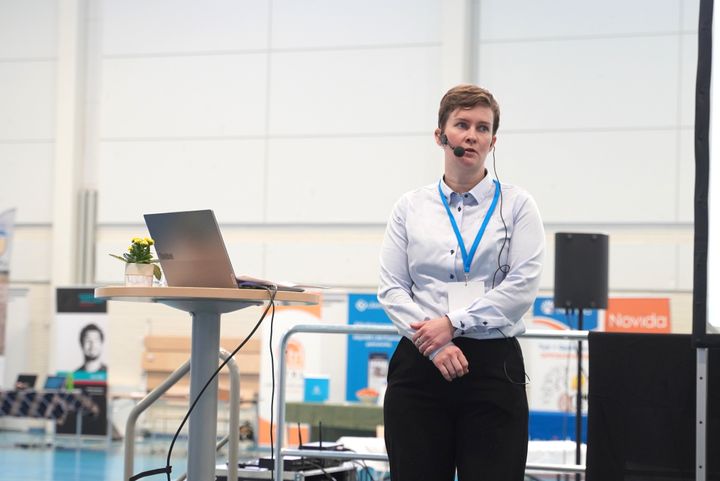 Satu Paananen lavalla.