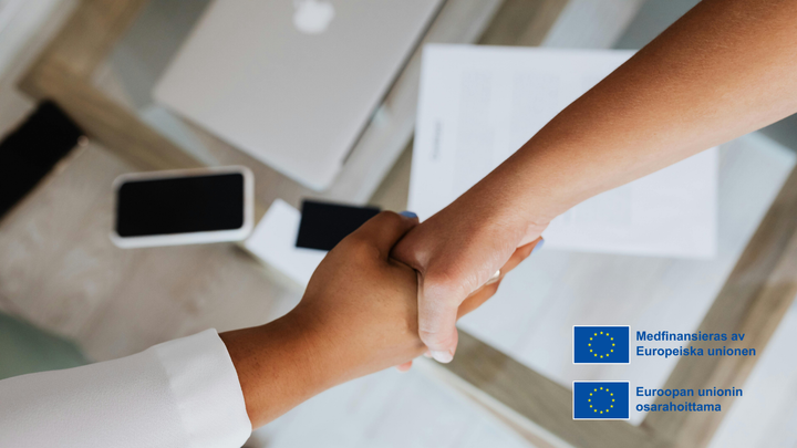 Ihmiset kättelevät.