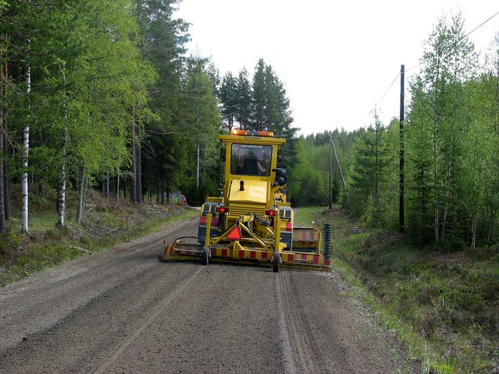 Kuvituskuva soratien lopputasaamisesta höylällä