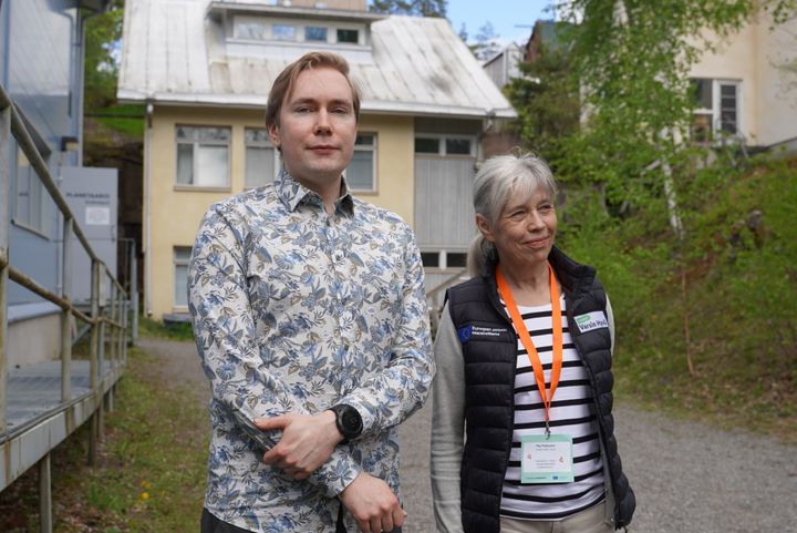 Avaruuspuisto Väisälässä on käynnissä Leader-hanke yleisötoiminnan parantamiseen. Kuvassa hanketta toteuttava Peetu Sillanpää ja Varsin Hyvän toiminnanjohtaja Pia Poikonen.