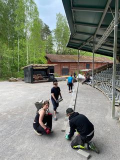 Kevätaurinko helli Pyhäjärvi-Teatterin talkooväkeä, kun vapaaehtoiset levittivät viikossa omin käsin 21 000 kilogrammaa kivituhkaa ja 41 000 kilon edestä pihakiviä näyttämön perustaksi.