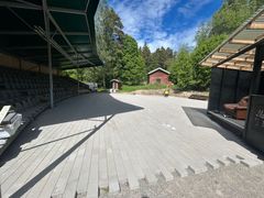 Kevätaurinko helli Pyhäjärvi-Teatterin talkooväkeä, kun vapaaehtoiset levittivät viikossa omin käsin 21 000 kilogrammaa kivituhkaa ja 41 000 kilon edestä pihakiviä näyttämön perustaksi.