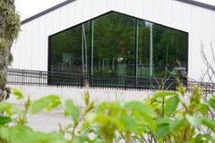 Lähikuvassa uusi vierailukeskus. Ikkunan läpi näkyy tislauslaitteistoa.