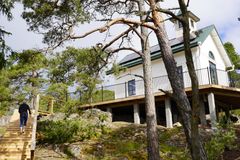 Ihminen nousee vasemmalla portaita pitkin kuvassa oikealla näkyvälle kappelille.