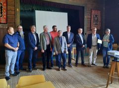 Lions Clubien edustajat vastaanottivat palkinnon 26.8.