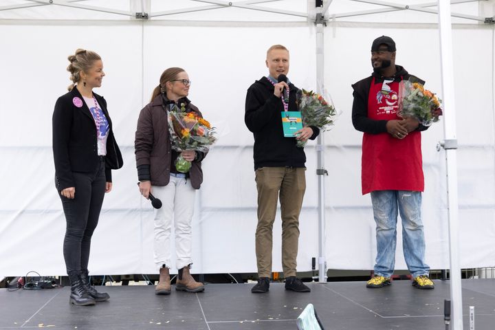 Neljä ihmistä lavalla.