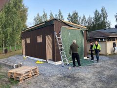 Satakunnassa luistelu- ja jääkiekkokenttiä ja halleja talkoillaan parempaan kuntoon tulevaksi talvikaudeksi. Kokemäellä Peipohjan Kyläyhdistys rakentaa kaukalon viereen jäänhoitokoneelle tallin huoltotiloineen sekä wc-tilat kaikille kentän käyttäjille.