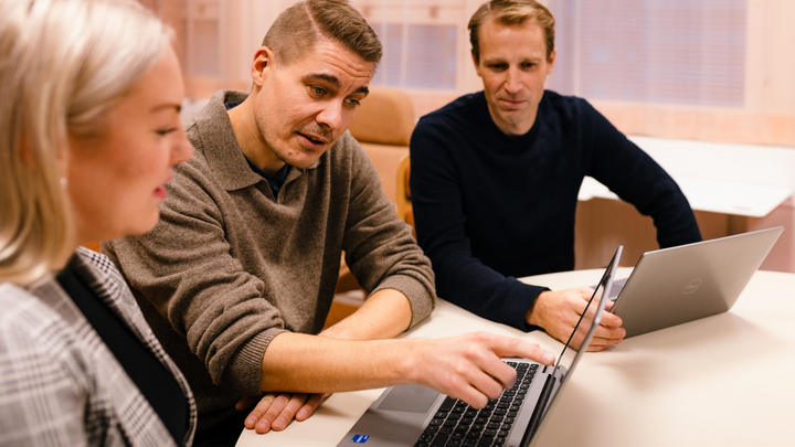 Människor på datorn