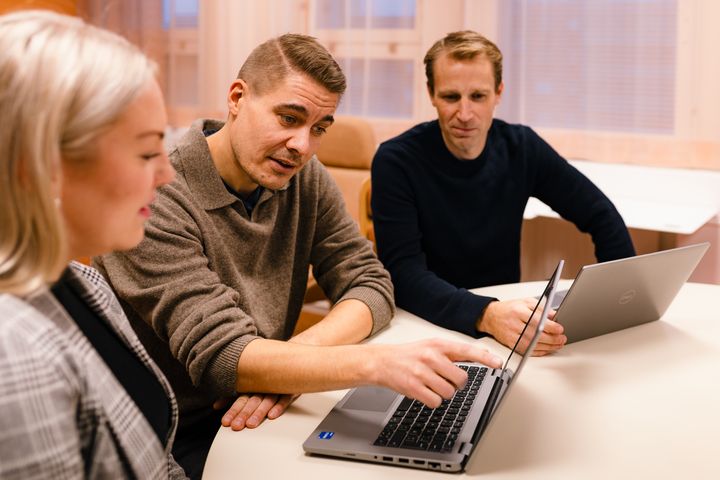 Ihmisiä tietokoneella