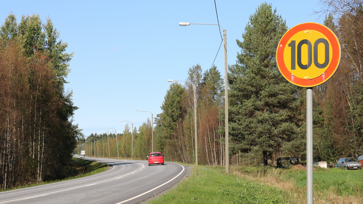 Kuvassa 100 km/h liikennemerkki