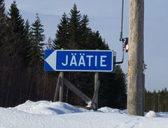 Liikennemerkki, jossa lukee "JÄÄTIE", talvisessa ympäristössä.