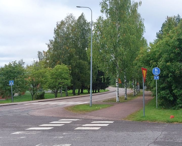 Jalankulun ja pyöräilyn väyliä risteyksessä.