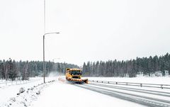 Aura-auto tiellä talvimaisemassa.